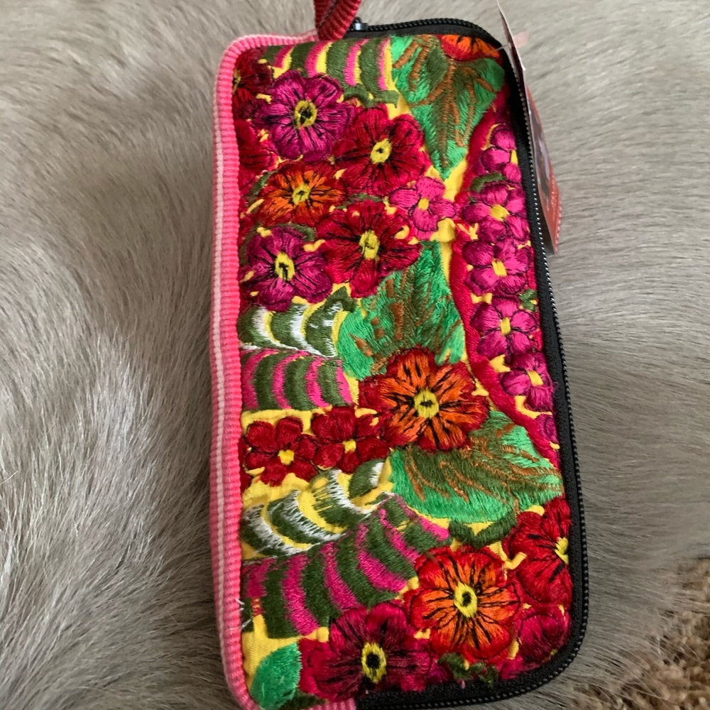 Hand loomed wristlet!  🌸🌺 NWT
